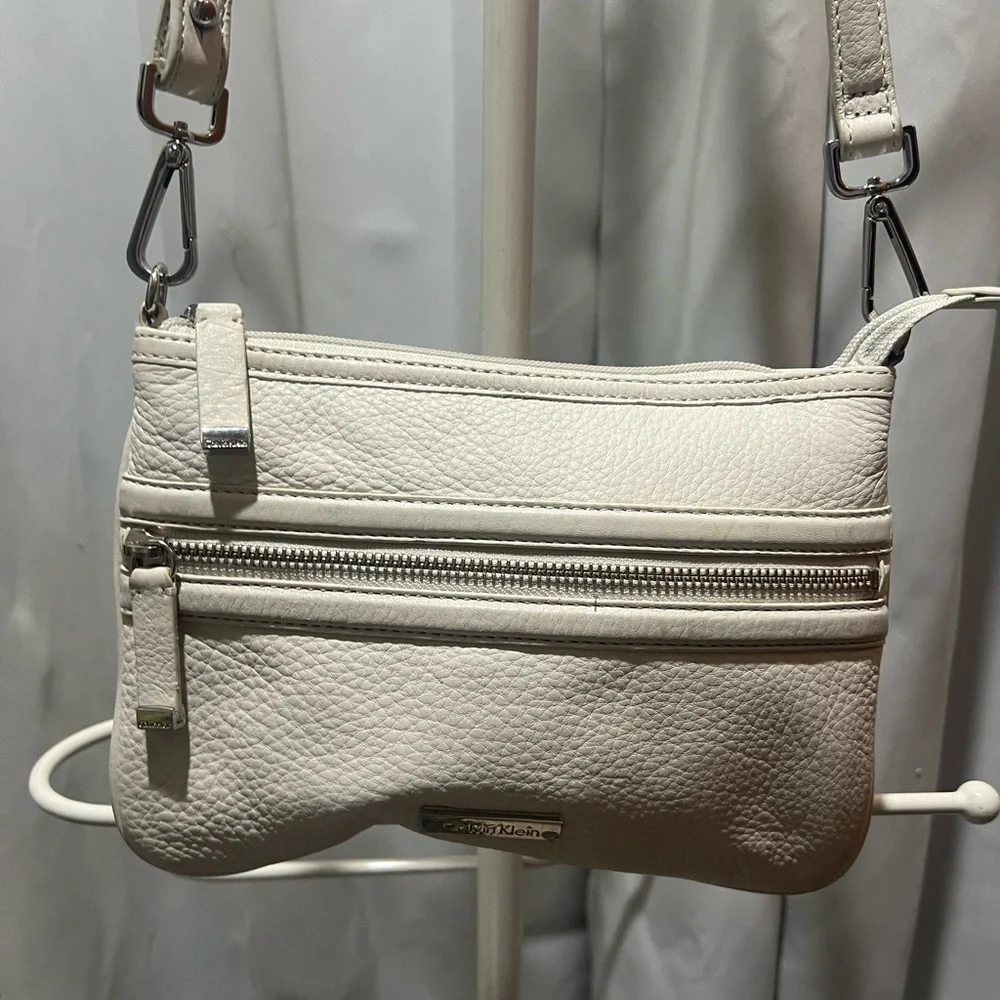 Calvin Klein Cream Shoulder Bag with Elegant Design - Picture 3 of 12